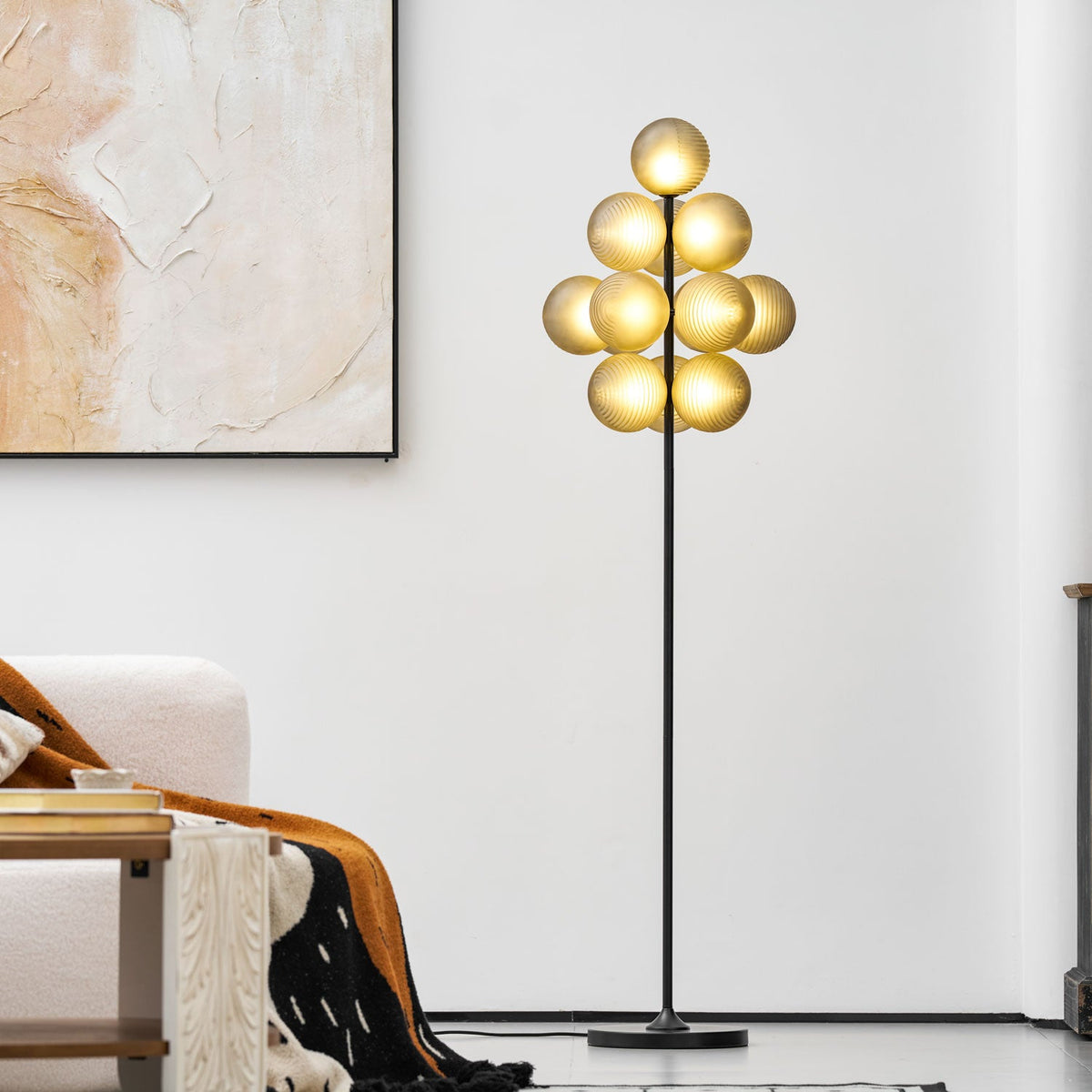 Lámpara de pie racimo de esferas Racima en un salón contemporáneo – imagen 9
