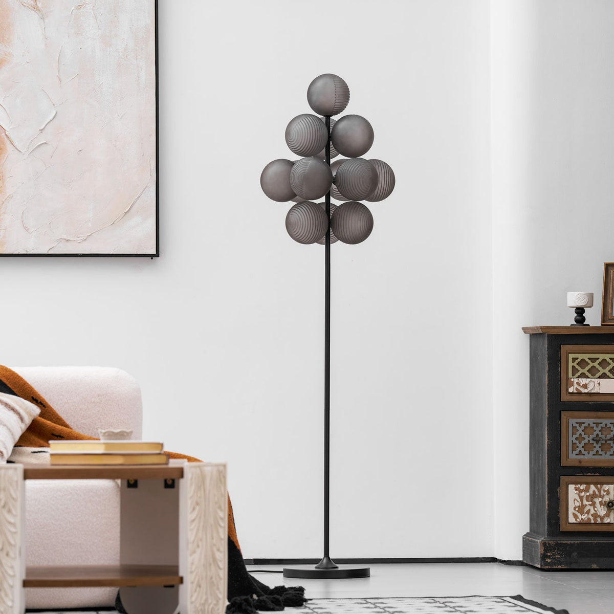 Lámpara de pie racimo de esferas Racima en un salón contemporáneo – imagen 10