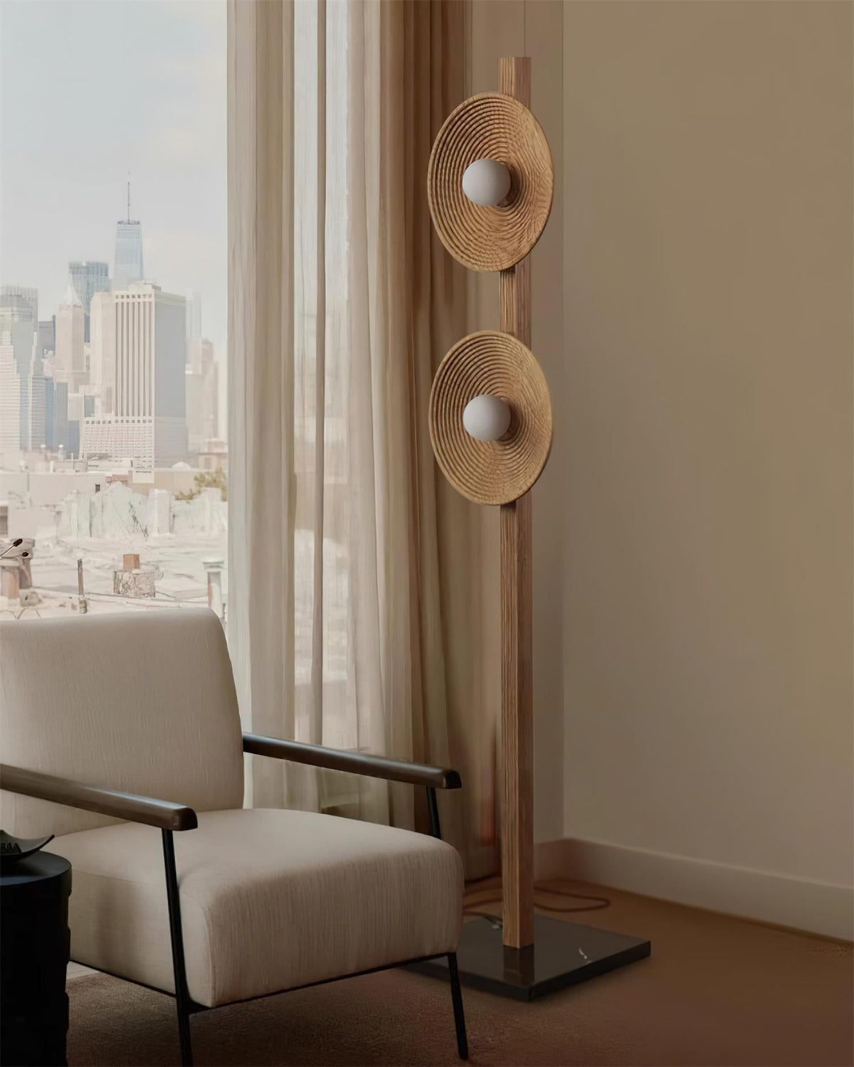 Lámpara de pie de madera con dos discos Radeva – madera natural junto a la ventana