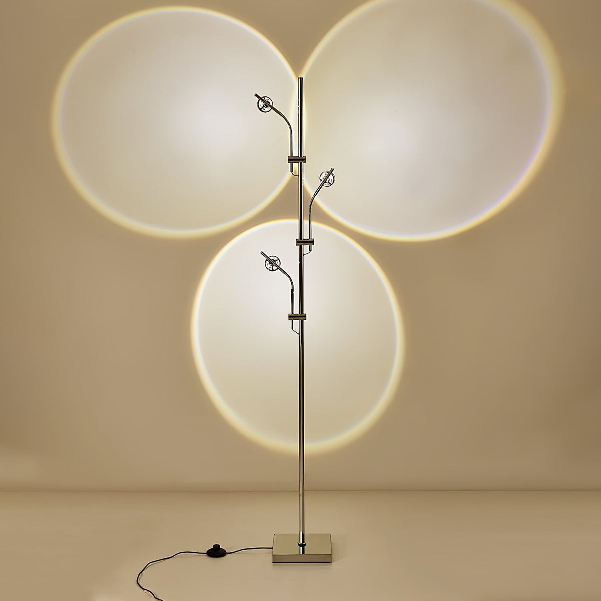Lámpara de pie LED Ramelda con lentes de cristal – versión de 158 cm encendida