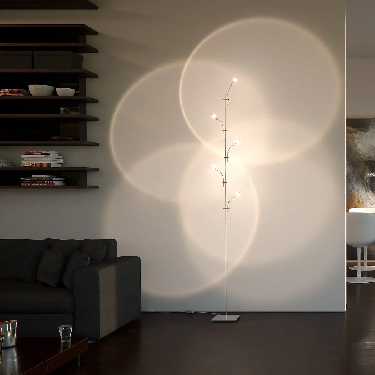 Lámpara de pie LED Ramelda con lentes de cristal en un salón contemporáneo – imagen 6