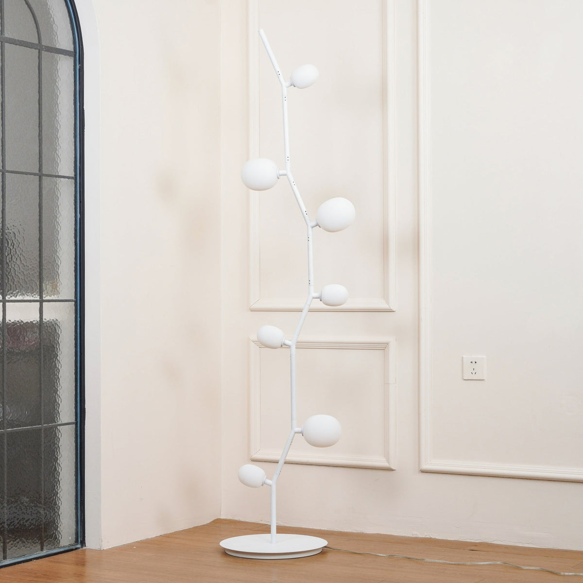 Lámpara de pie rama con globos Ramosa en un salón luminoso – imagen 4