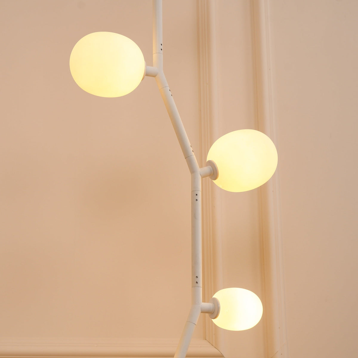 Lámpara de pie rama con globos Ramosa en un salón luminoso – imagen 15