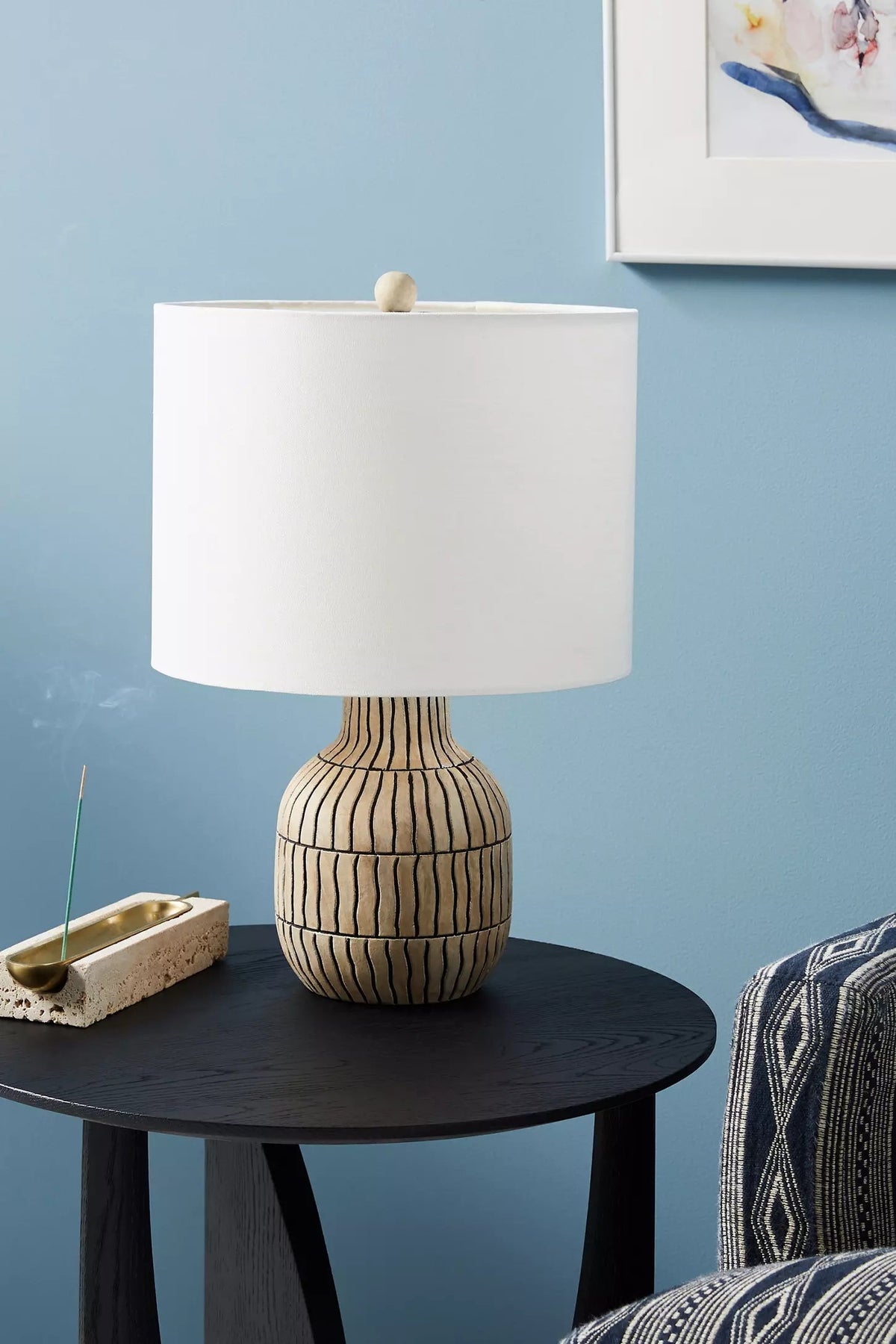 Rayena - Lámpara de Mesa de Madera con Rayas y Pantalla de Tela Blanca