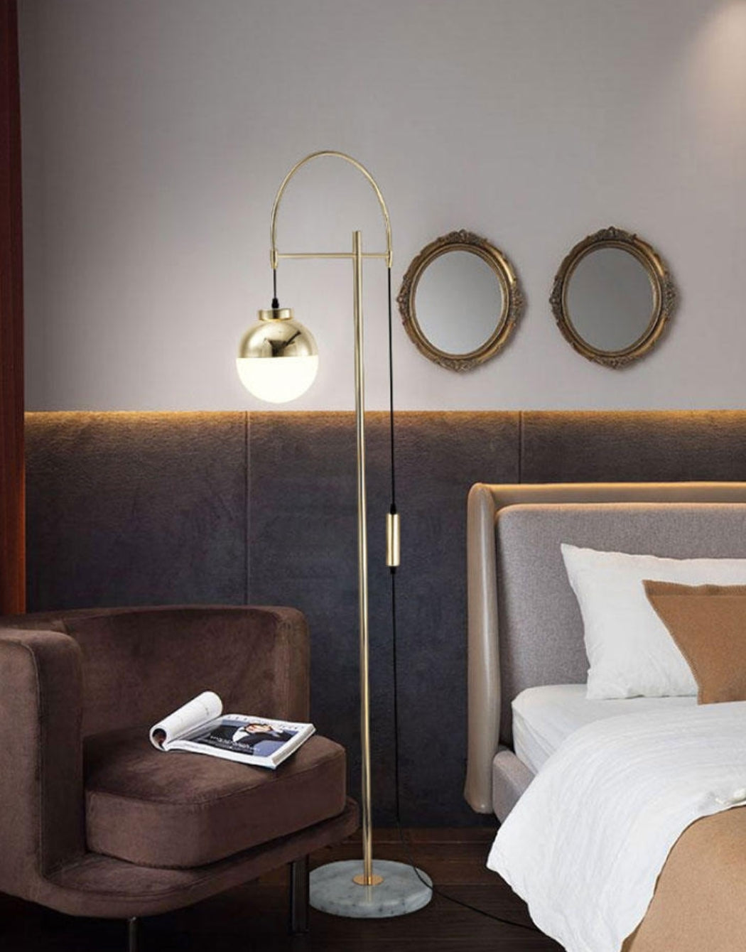 Lámpara de pie arco dorado Solvela – en un dormitorio