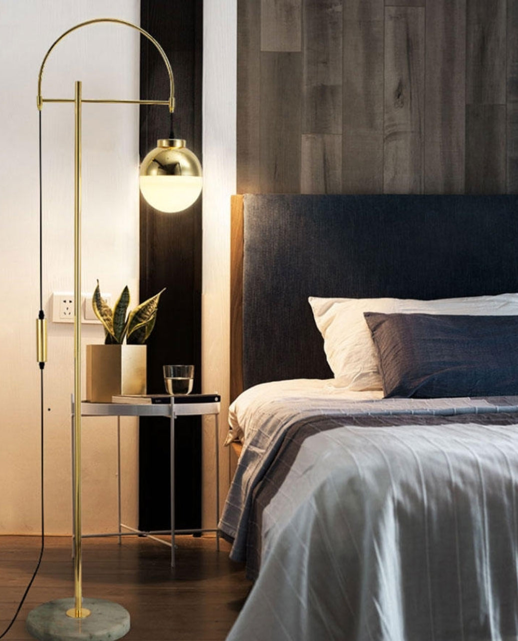 Lámpara de pie arco dorado Solvela – junto a la cama