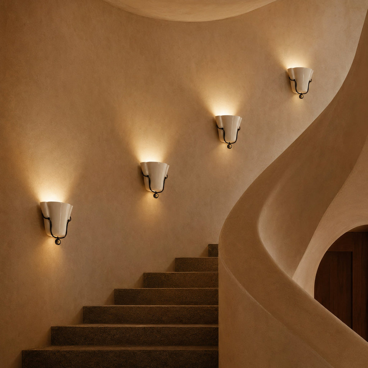Aplique de pared de cerámica Zelmira – apliques blancos a lo largo de una escalera