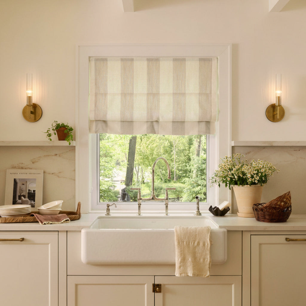 Aplique de pared de cristal estriado Junquela en un baño luminoso – imagen 11