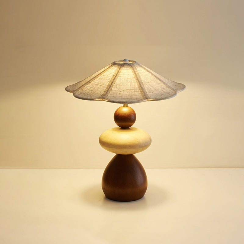 Lámpara de mesa de madera Rimela – tamaño pequeño encendida