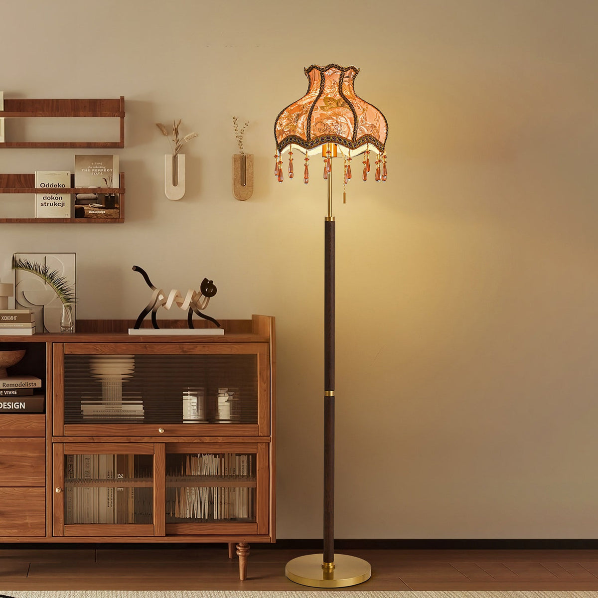 Lámpara de pie vintage Rizandra – junto a un aparador de madera