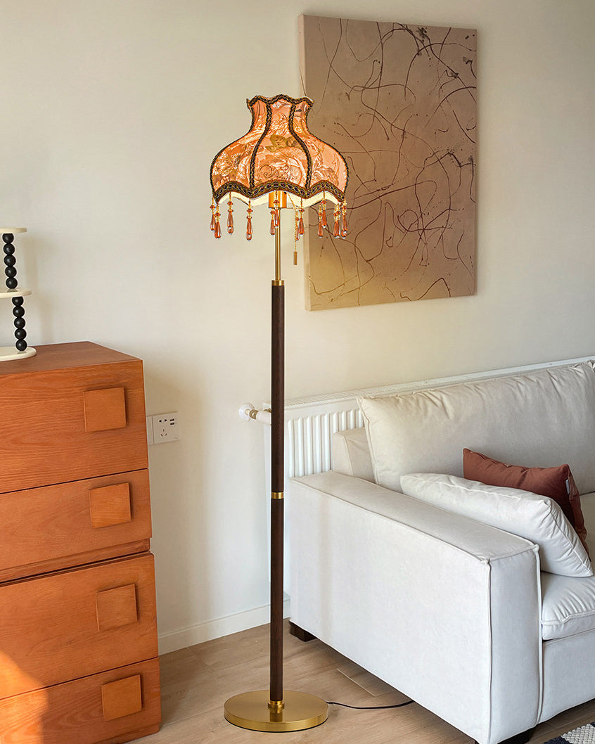 Lámpara de pie vintage Rizandra – junto a una cómoda de madera
