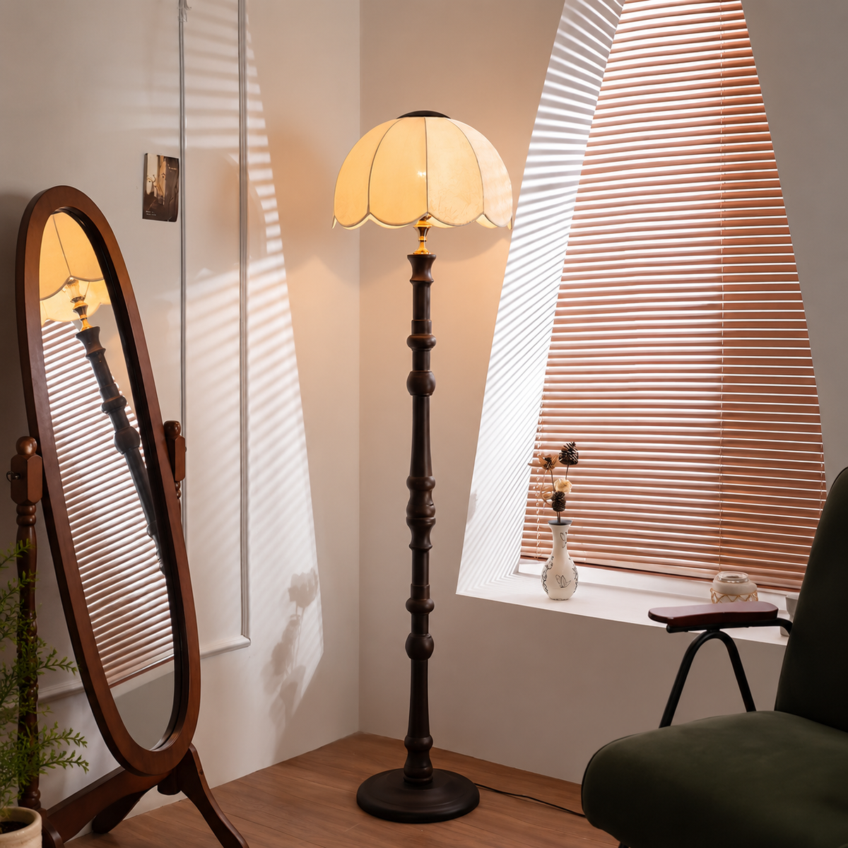 Lámpara de pie vintage con pantalla festoneada Rizanta en un salón clásico – imagen 2