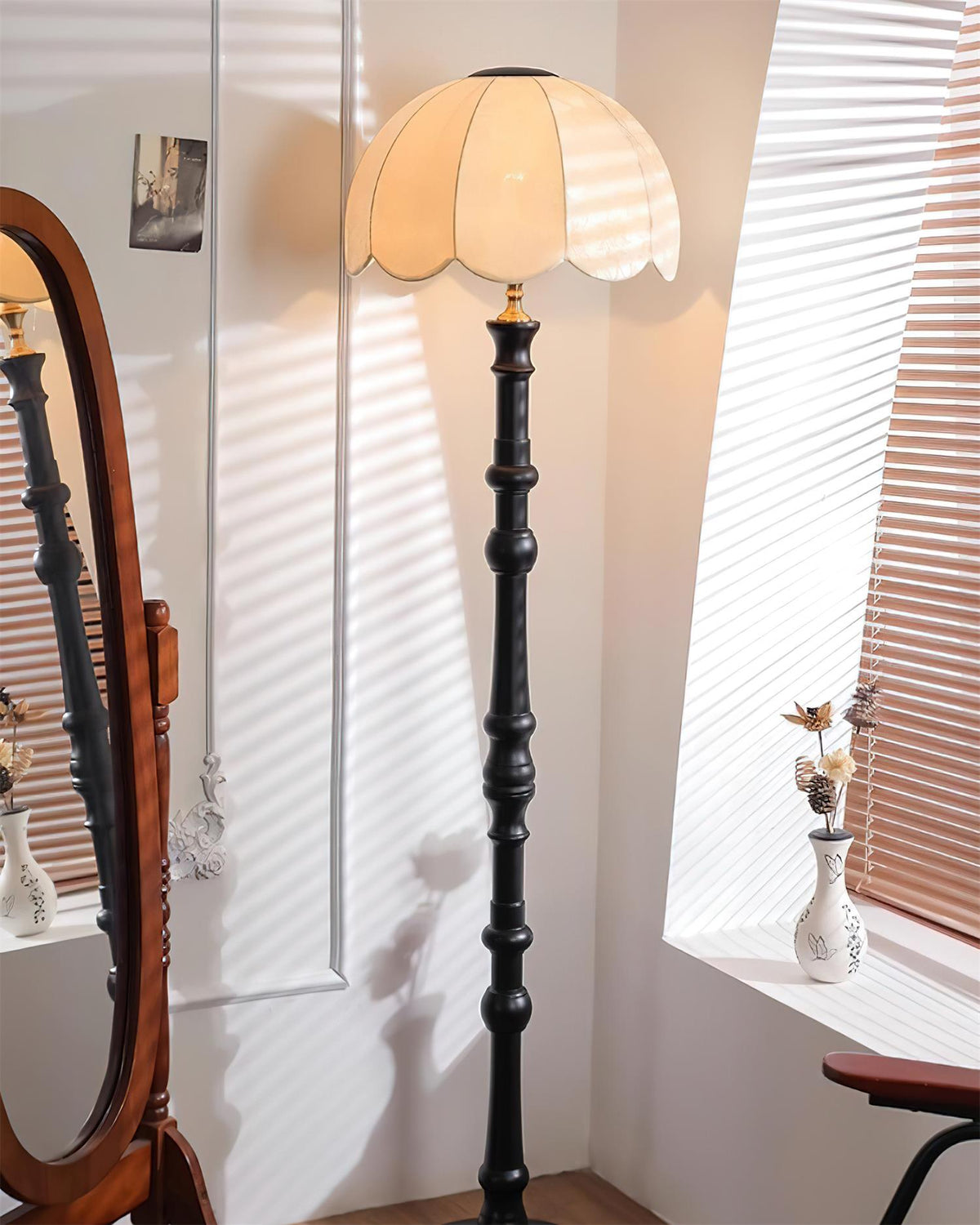 Lámpara de pie vintage con pantalla festoneada Rizanta en un salón clásico – imagen 11