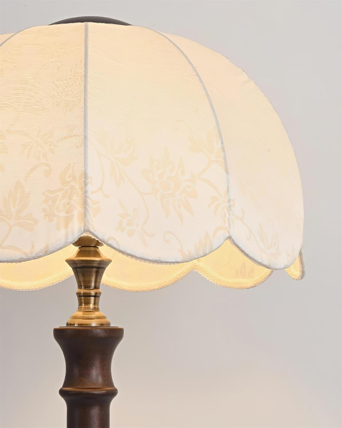 Lámpara de pie vintage con pantalla festoneada Rizanta en un salón clásico – imagen 24