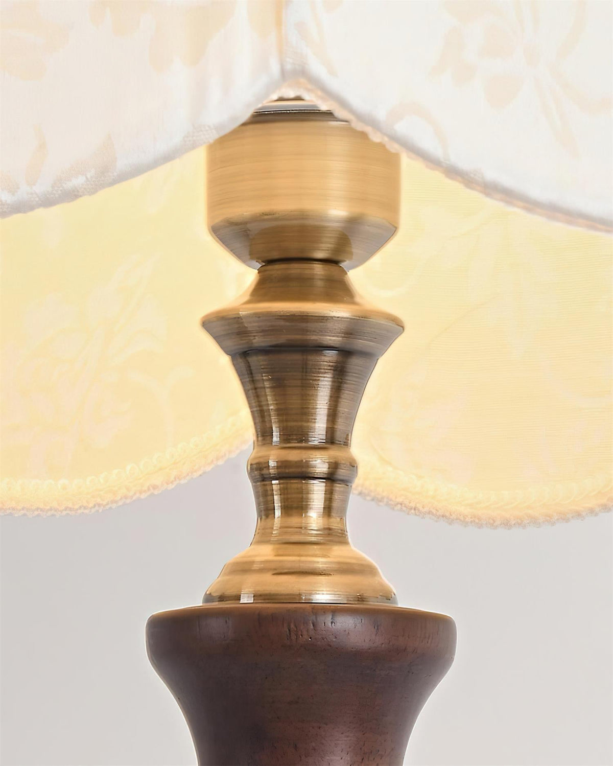 Lámpara de pie vintage con pantalla festoneada Rizanta – detalle del casquillo dorado