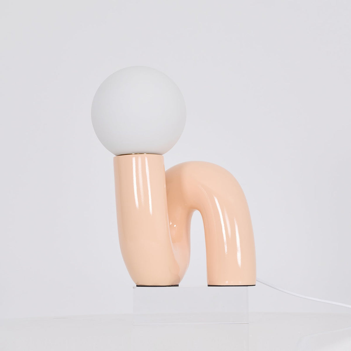 Rizeta - Lámpara de Mesa Escultural Curva con Globo de Cristal Opal