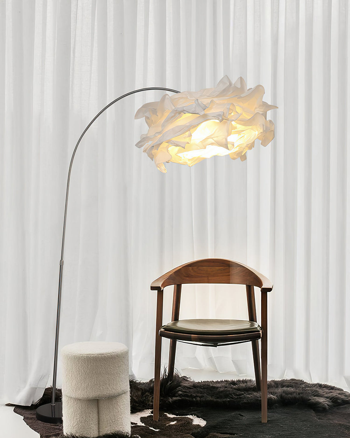 Lámpara de pie de arco con pantalla de papel Rizolva en un salón luminoso – imagen 12
