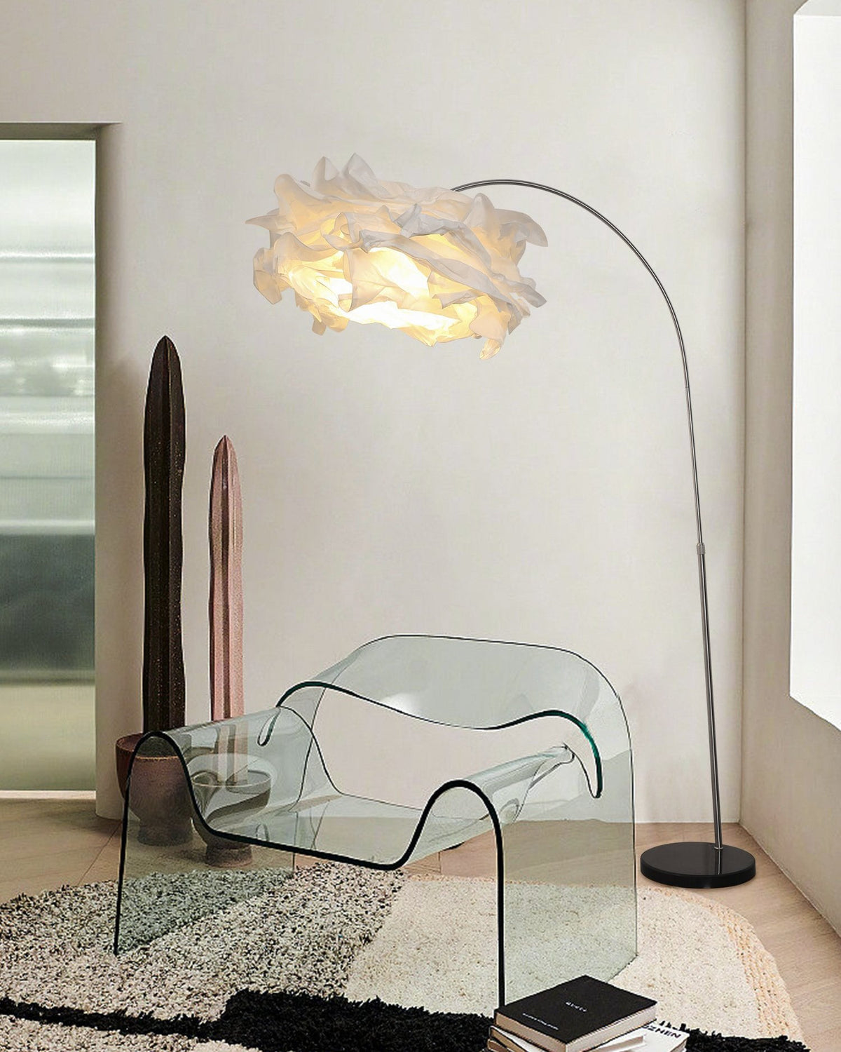 Lámpara de pie de arco con pantalla de papel Rizolva en un salón luminoso – imagen 14