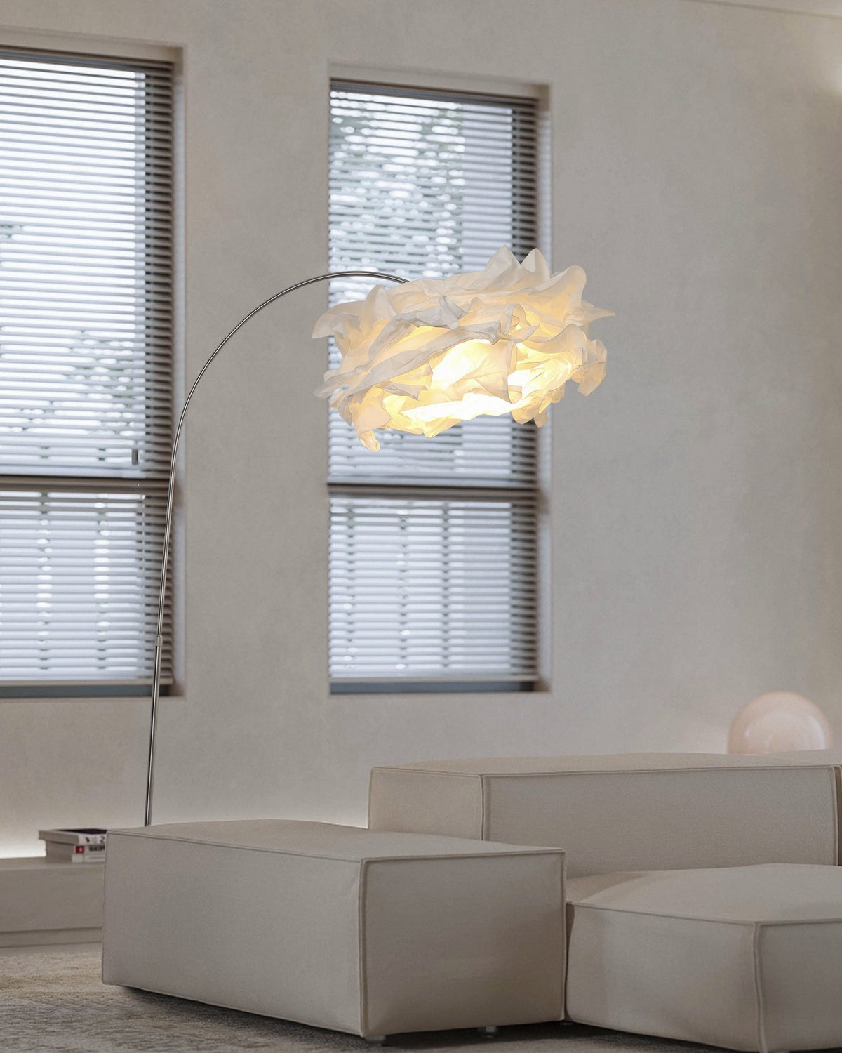Lámpara de pie de arco con pantalla de papel Rizolva en un salón luminoso – imagen 15