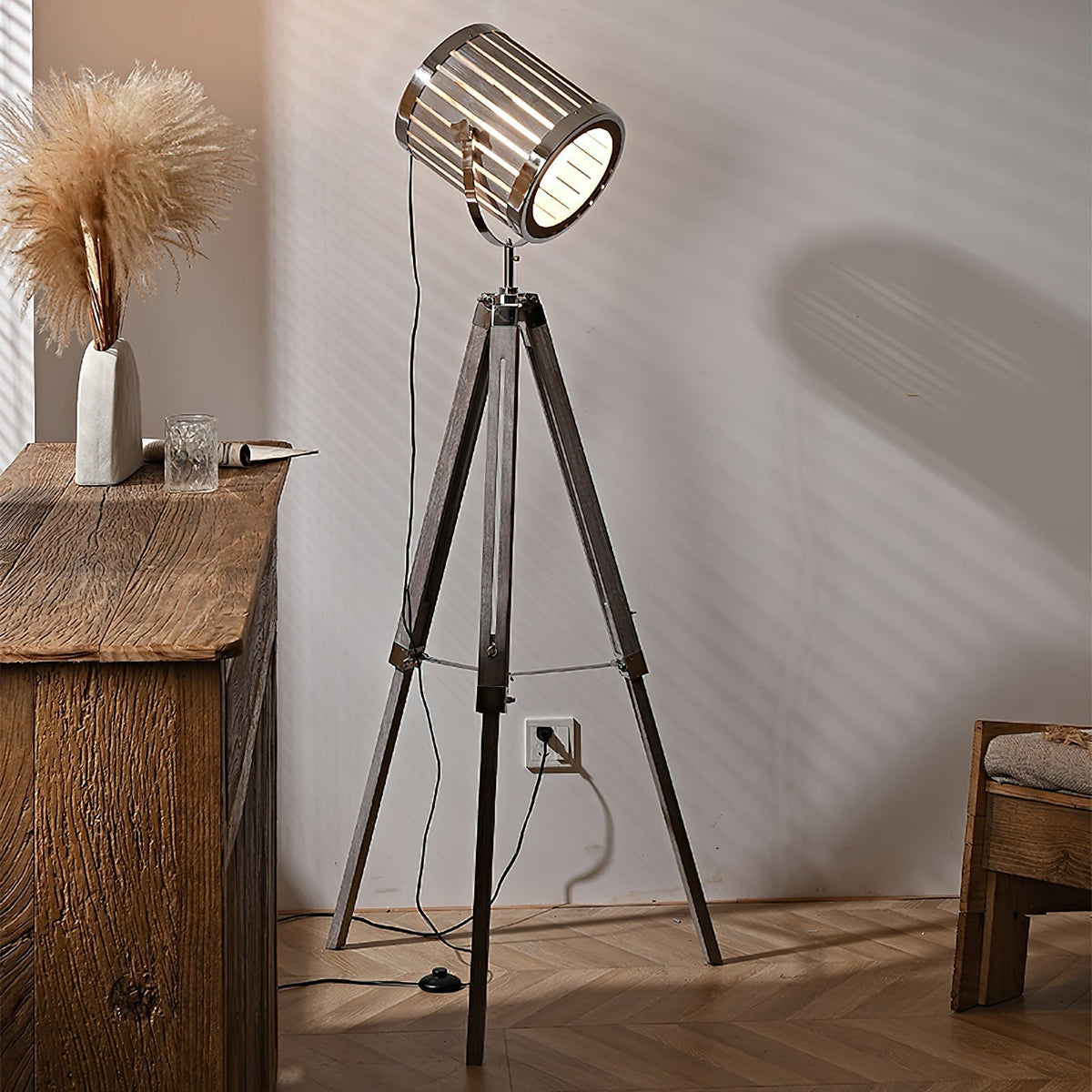 Lámpara de pie trípode Rodira en un salón de estilo industrial – imagen 2