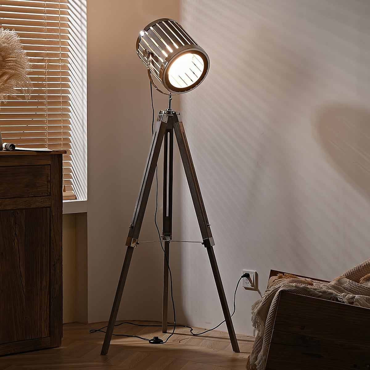 Lámpara de pie trípode Rodira en un salón de estilo industrial – imagen 6