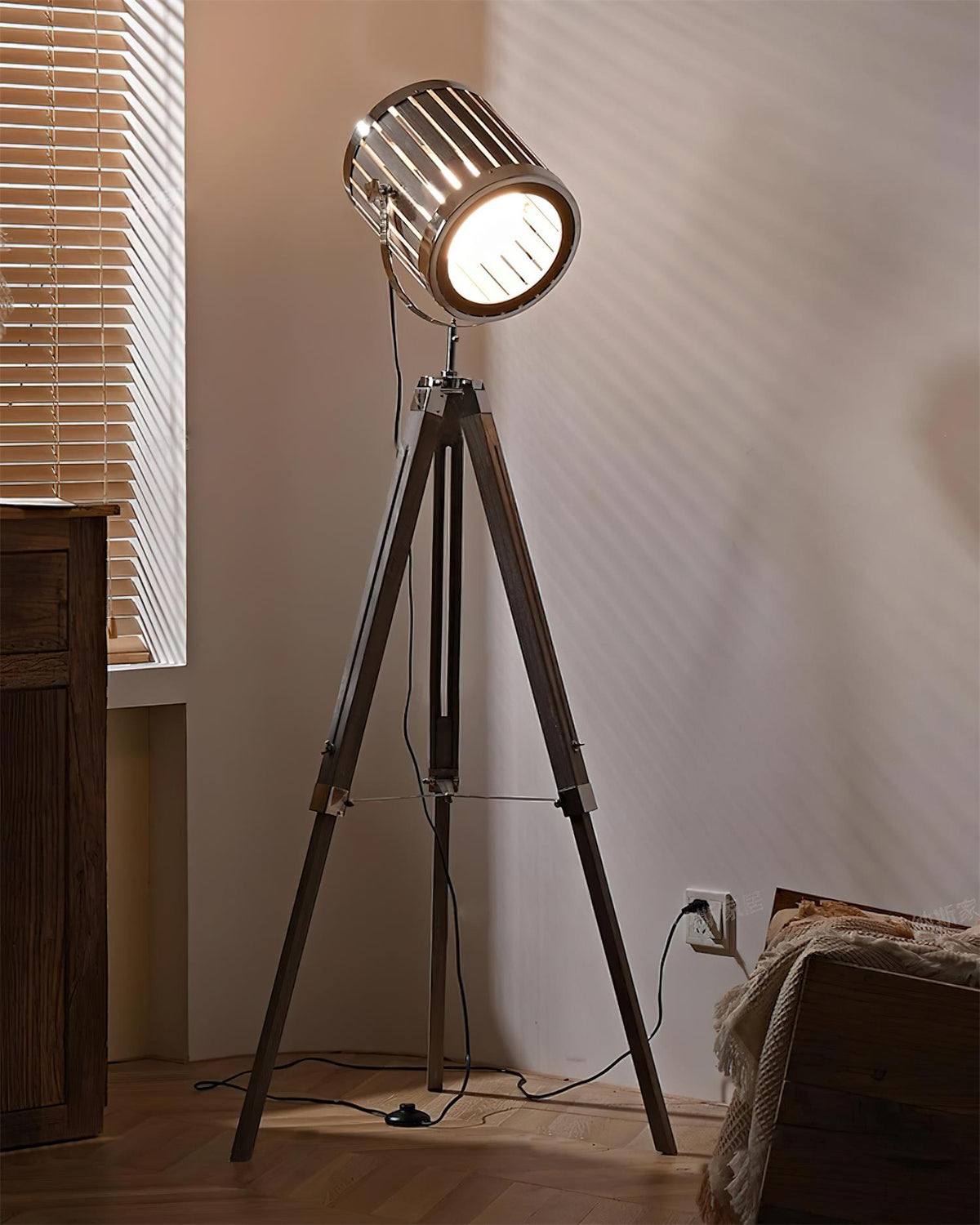 Lámpara de pie trípode Rodira en un salón de estilo industrial – imagen 8