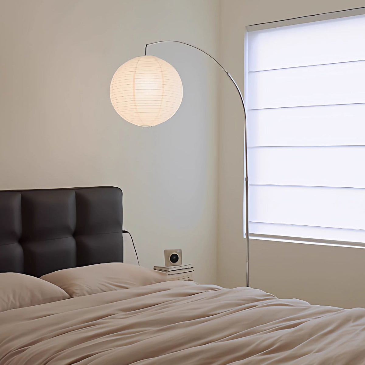 Lámpara de pie de arco con globo de papel Rolanta en un salón de estilo japandi – imagen 4