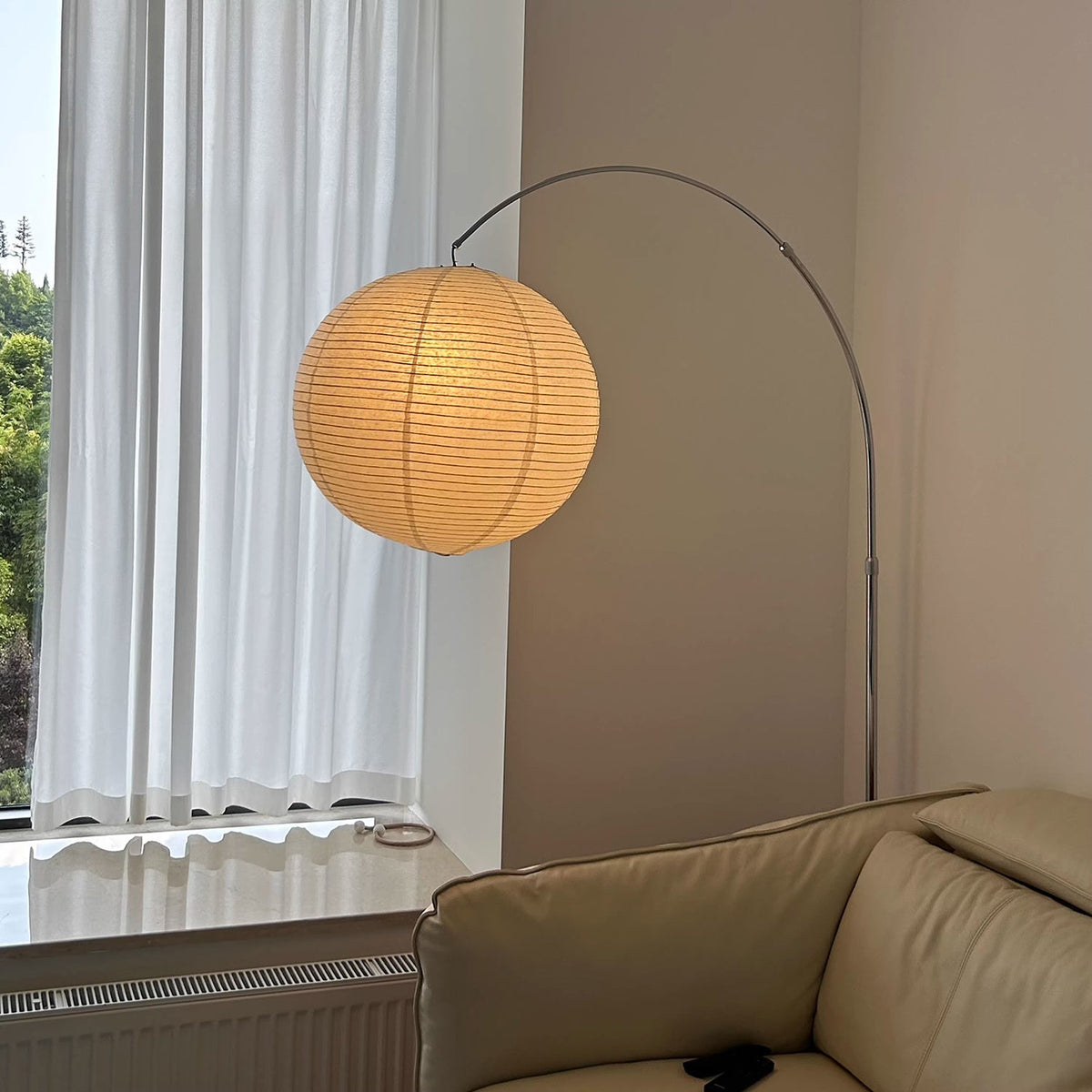 Lámpara de pie de arco con globo de papel Rolanta en un salón de estilo japandi – imagen 5