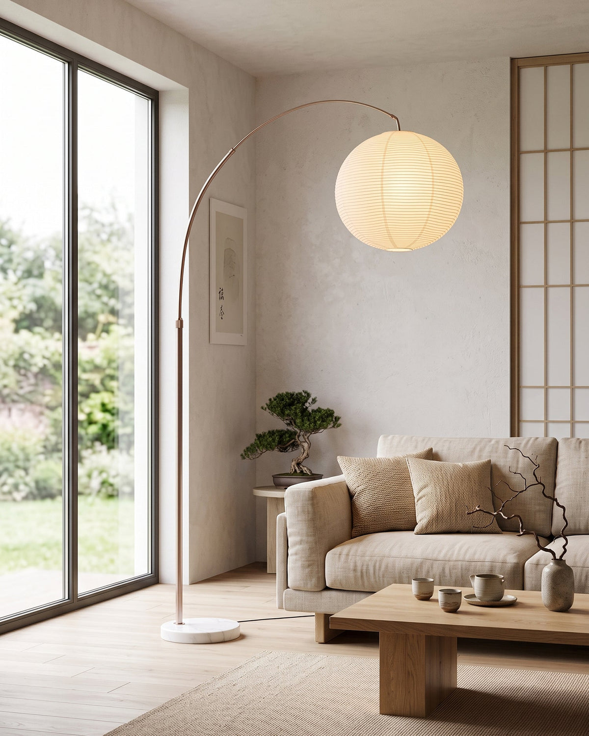 Lámpara de pie de arco con globo de papel Rolanta en un salón de estilo japandi – imagen 7