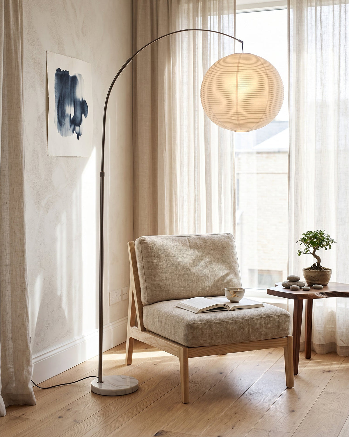Lámpara de pie de arco con globo de papel Rolanta en un salón de estilo japandi – imagen 12