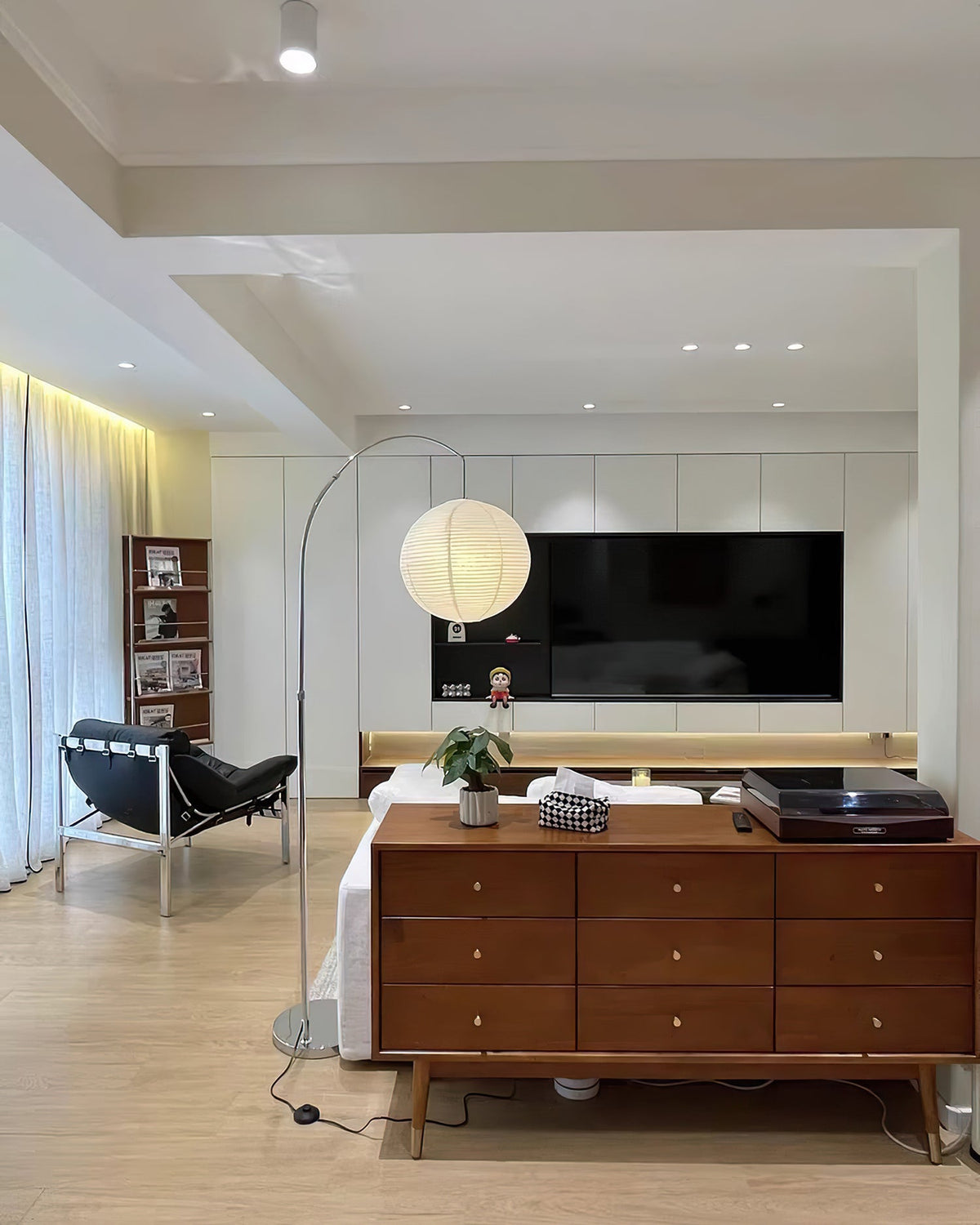 Lámpara de pie de arco con globo de papel Rolanta en un salón de estilo japandi – imagen 15