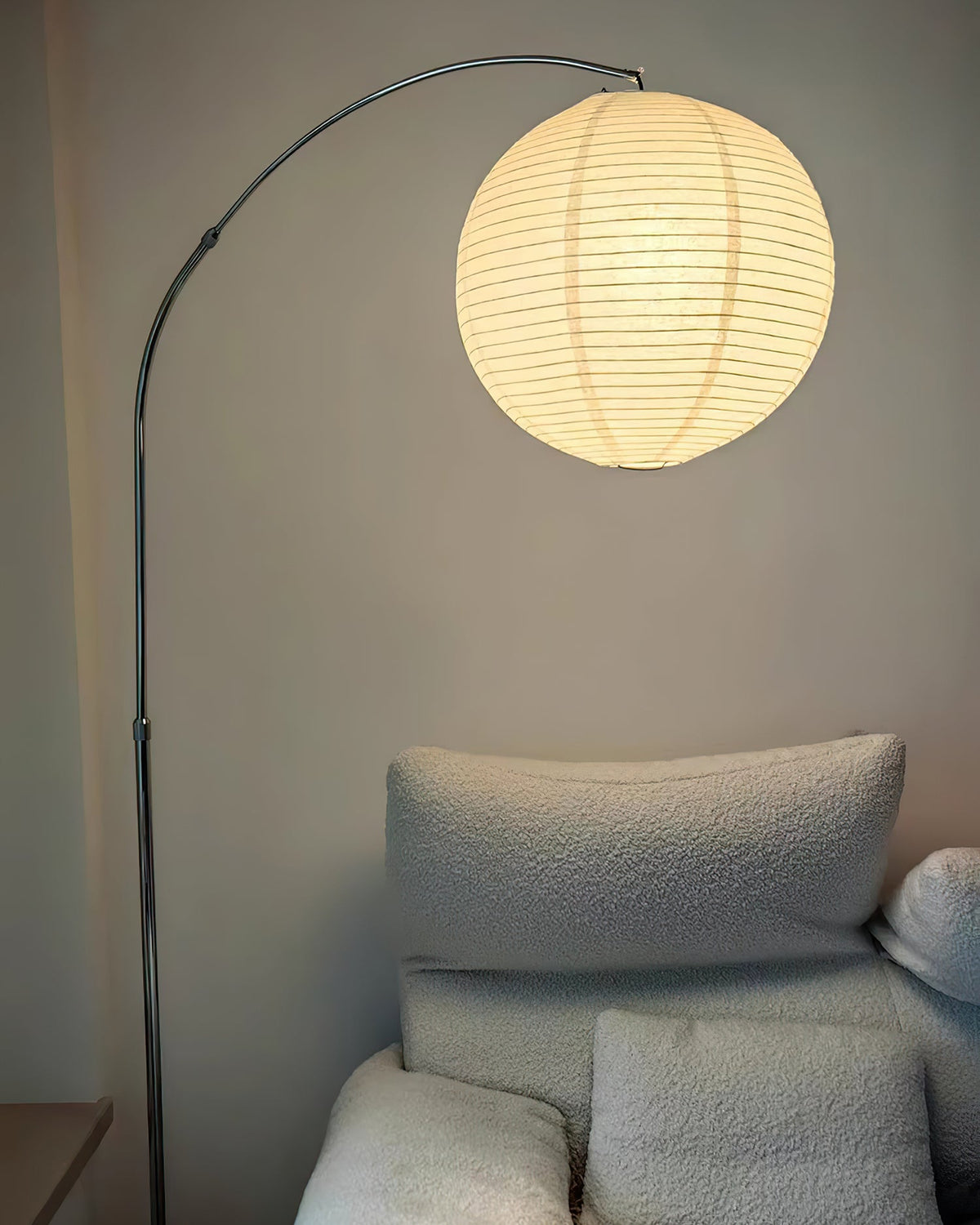 Lámpara de pie de arco con globo de papel Rolanta en un salón de estilo japandi – imagen 16