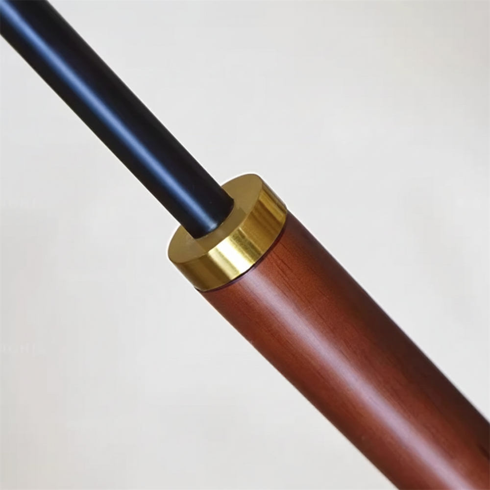 Lámpara de pie con brazo basculante Romanela – detalle del tallo de madera y latón