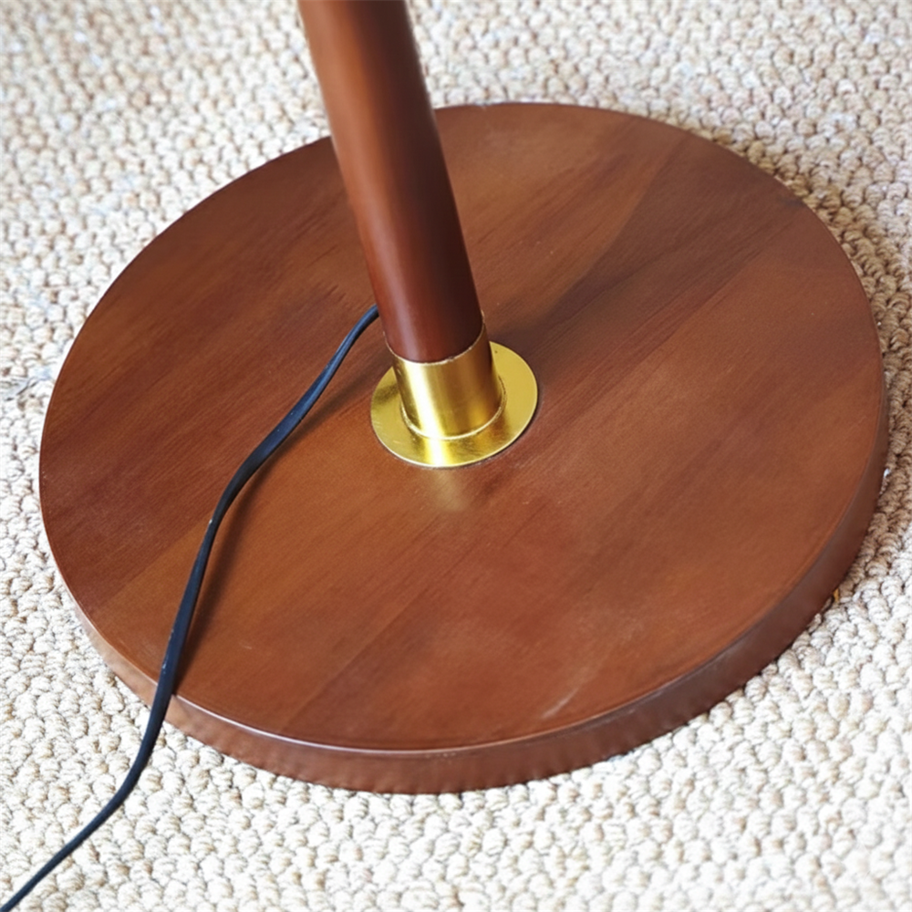 Lámpara de pie con brazo basculante Romanela – detalle de la base de madera