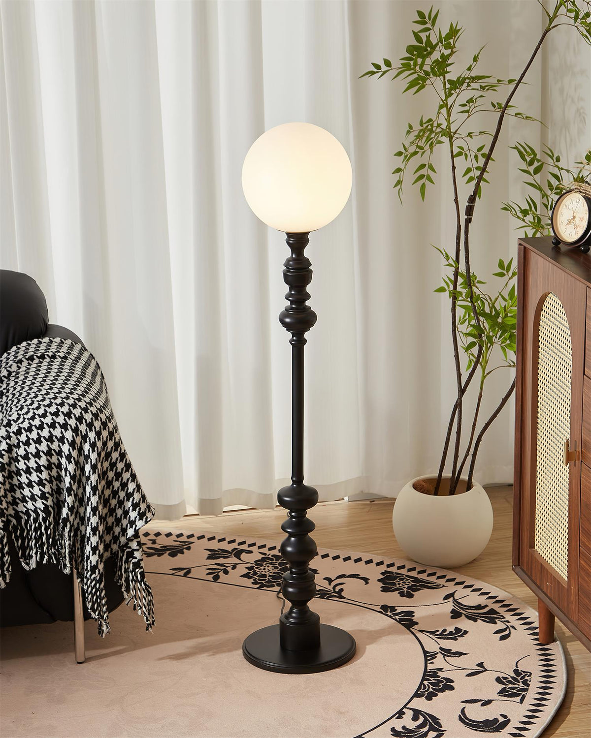 Lámpara de pie de madera torneada Rosaela en un dormitorio acogedor – imagen 9