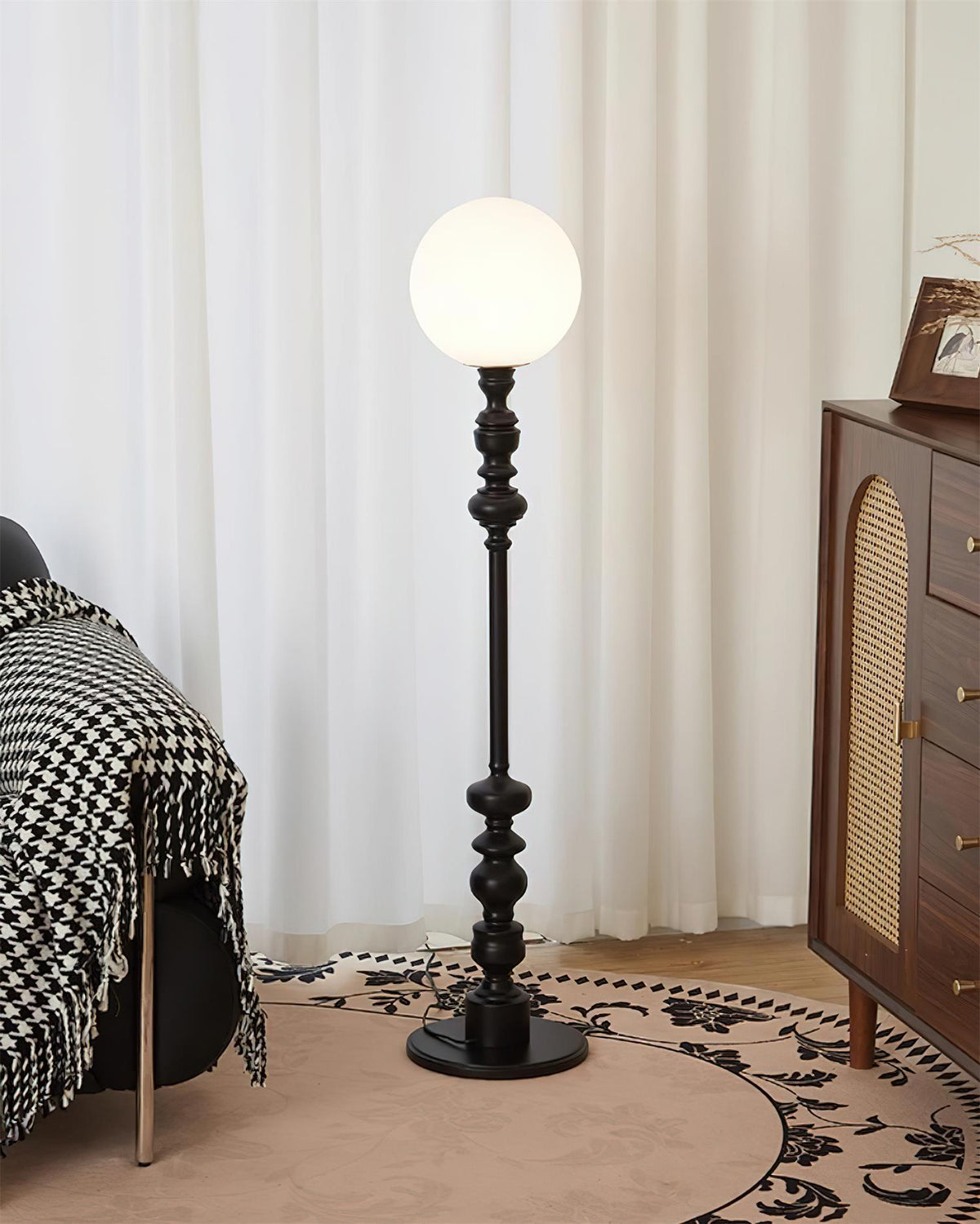 Lámpara de pie de madera torneada Rosaela en un dormitorio acogedor – imagen 11