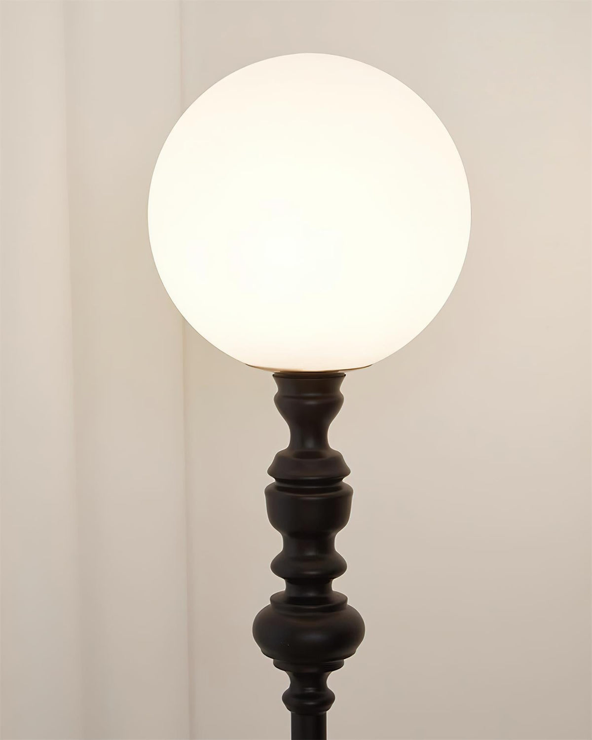 Lámpara de pie de madera torneada Rosaela en un dormitorio acogedor – imagen 16