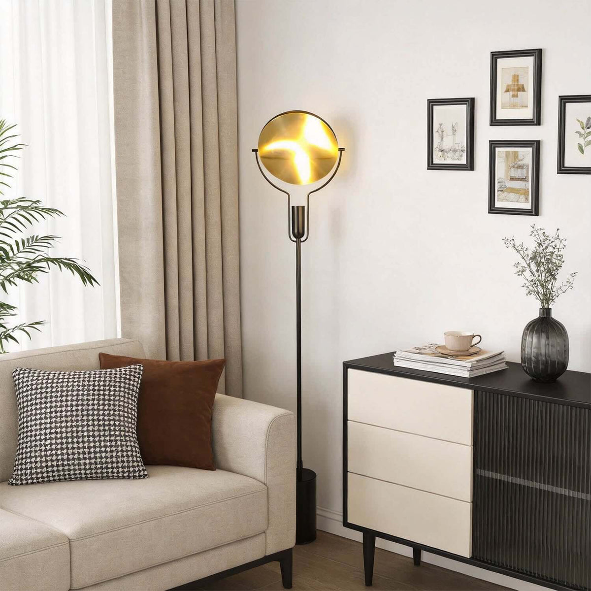 Lámpara de pie Rotisca en un salón luminoso – imagen 4