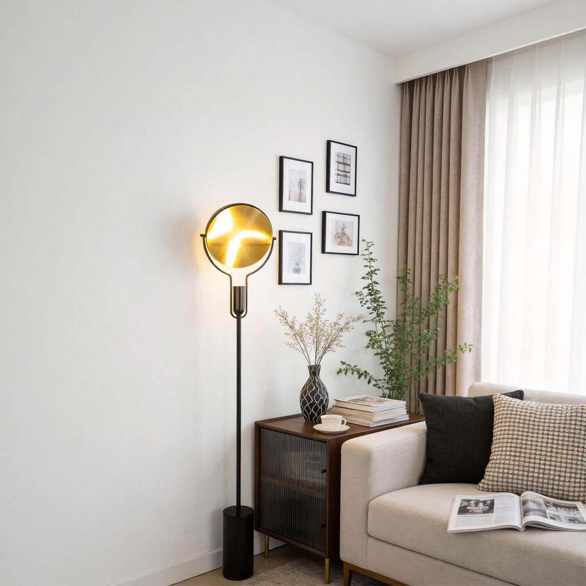 Lámpara de pie Rotisca en un salón luminoso – imagen 8