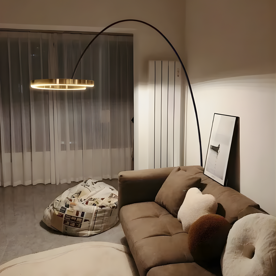 Lámpara de pie arco Ruedana en un salón moderno – imagen 8