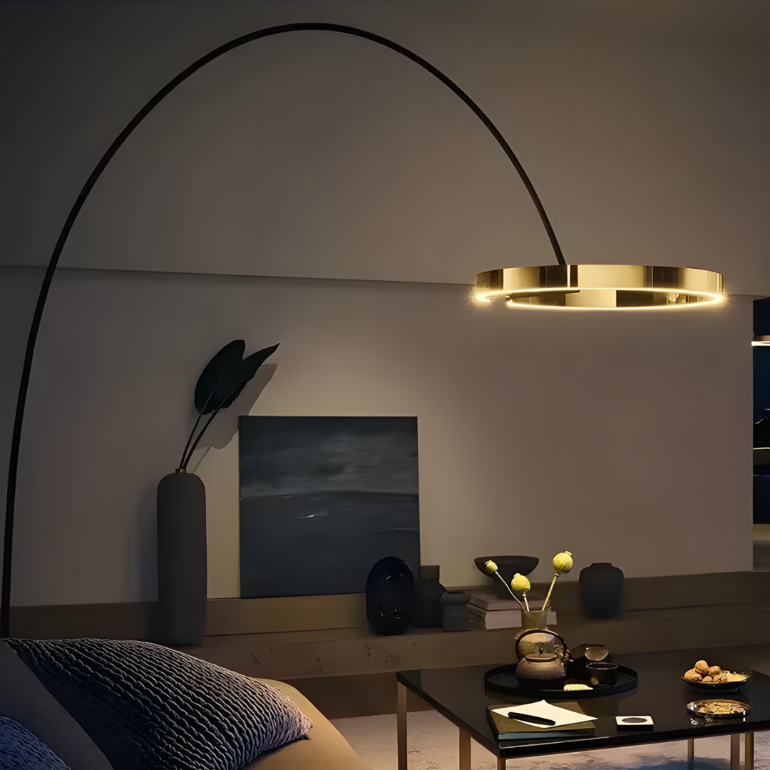 Lámpara de pie arco Ruedana en un salón moderno – imagen 10