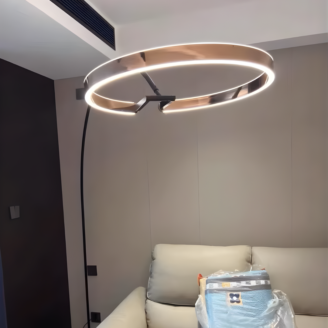 Lámpara de pie arco Ruedana en un salón moderno – imagen 15