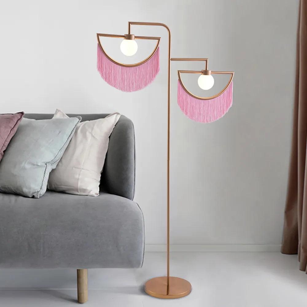 Lámpara de pie con flecos Ruflea en un salón con estilo retro – imagen 12