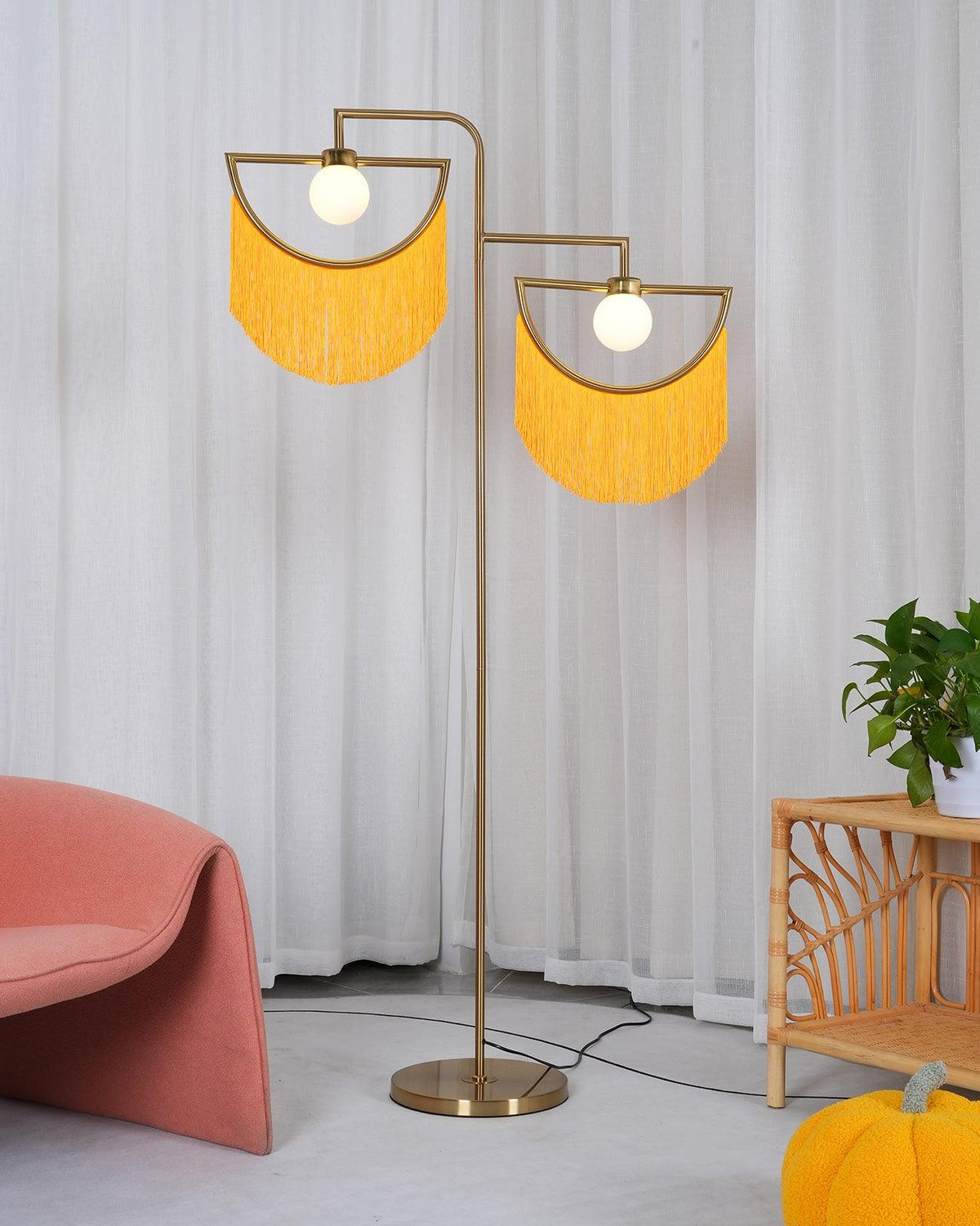 Lámpara de pie con flecos Ruflea en un salón con estilo retro – imagen 14
