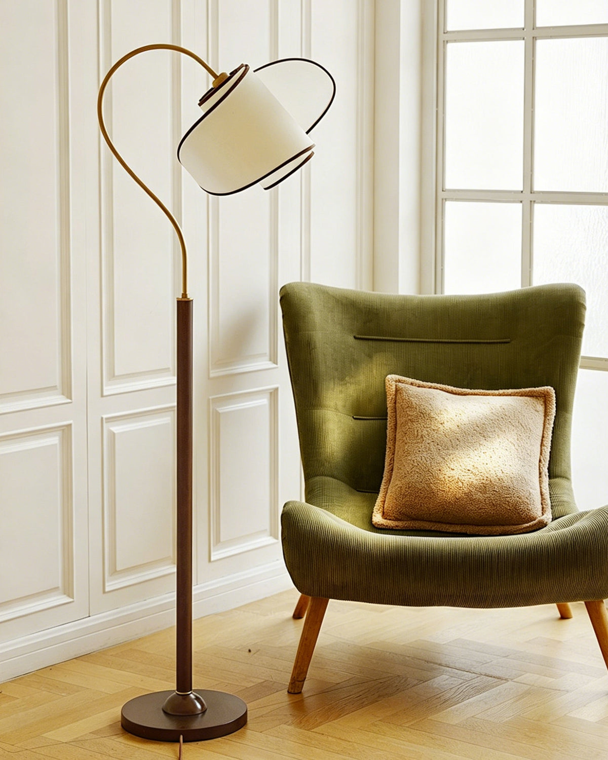 Lámpara de pie de lectura Rulisa – junto a un sillón verde