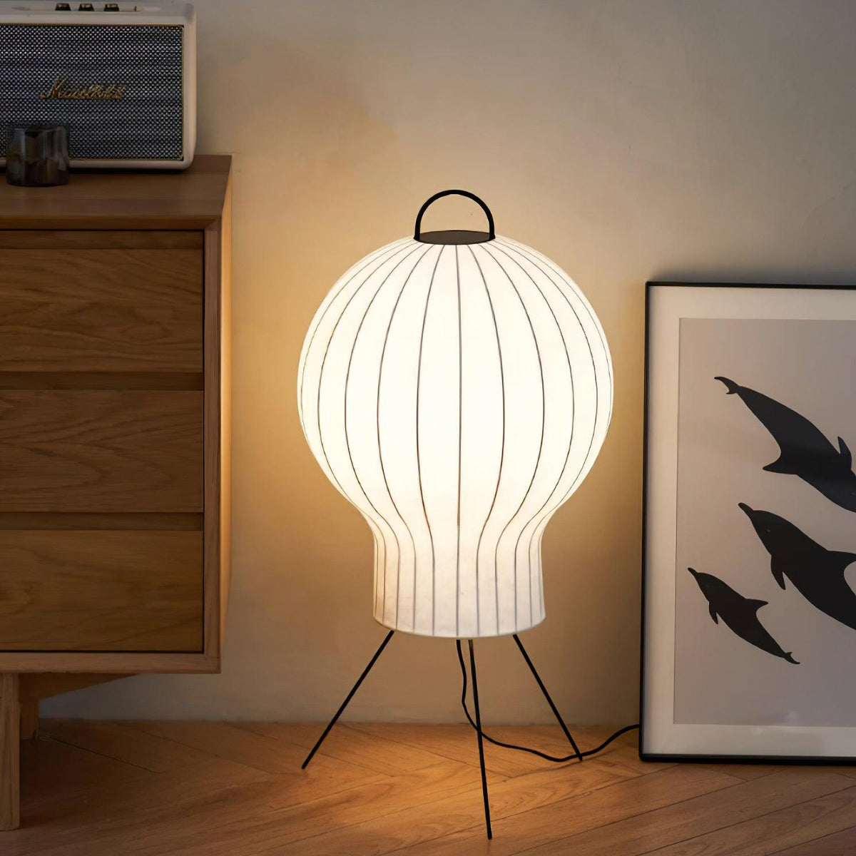 Lámpara de pie farol de seda Rumela en un salón acogedor – imagen 3