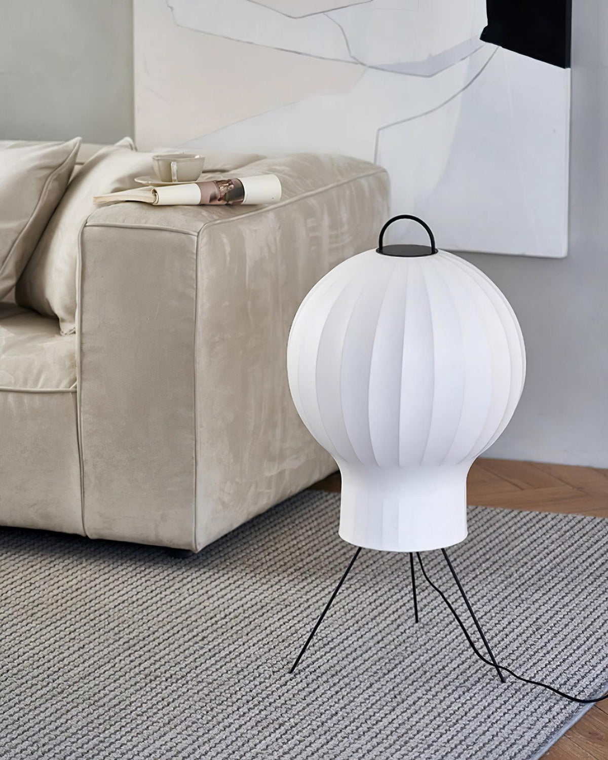 Lámpara de pie farol de seda Rumela en un salón acogedor – imagen 6