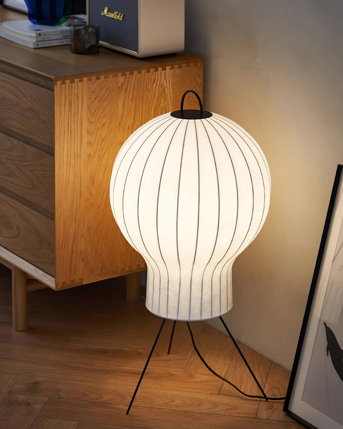 Lámpara de pie farol de seda Rumela en un salón acogedor – imagen 9