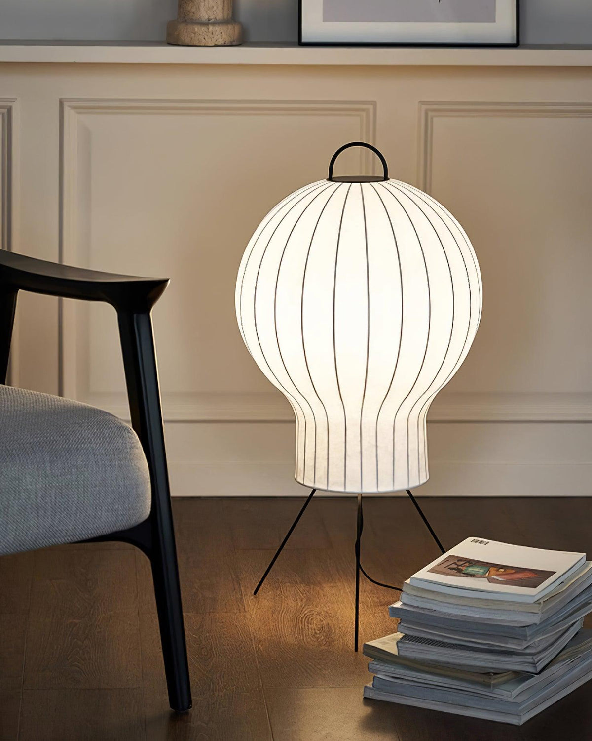Lámpara de pie farol de seda Rumela en un salón acogedor – imagen 10
