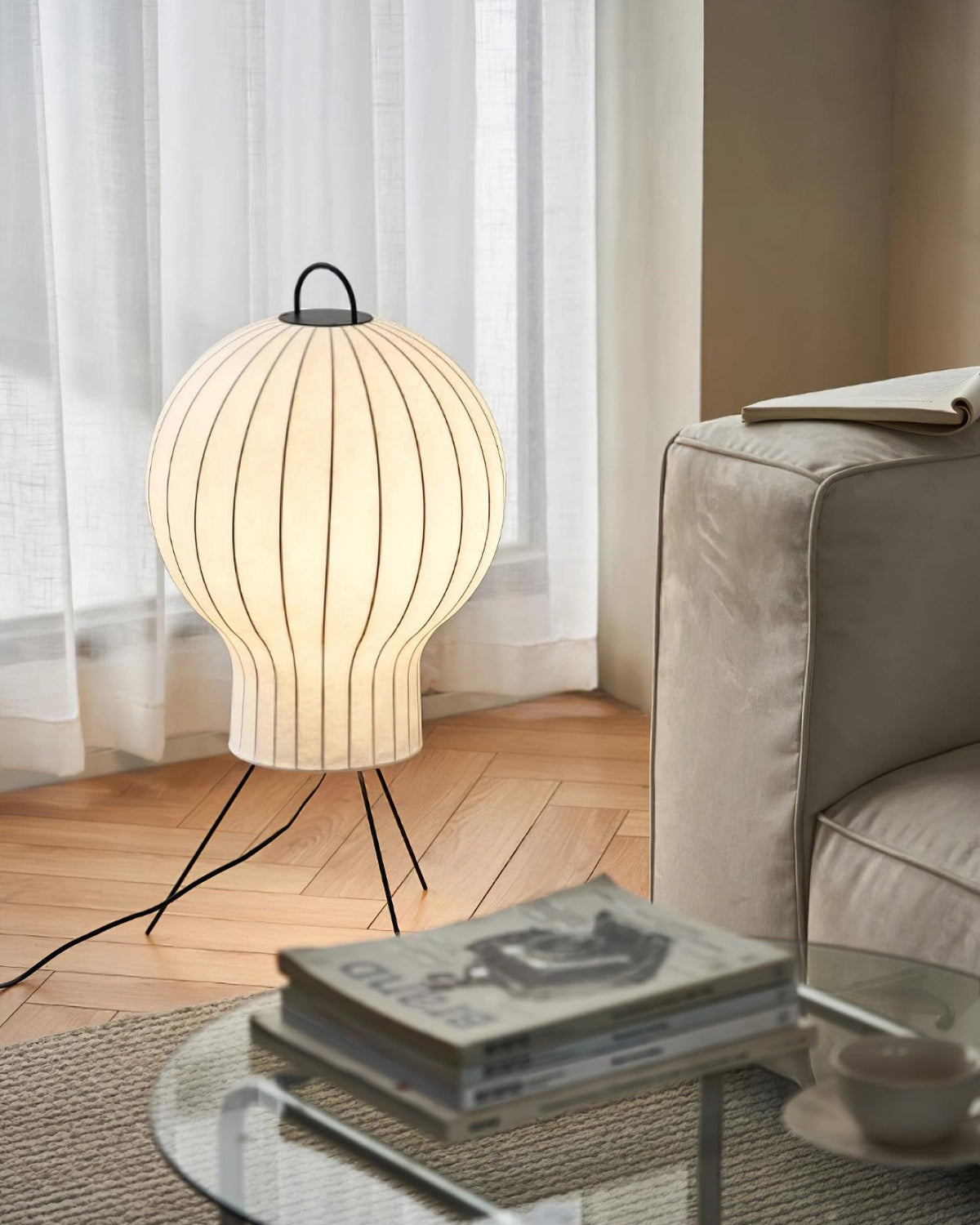 Lámpara de pie farol de seda Rumela en un salón acogedor – imagen 11